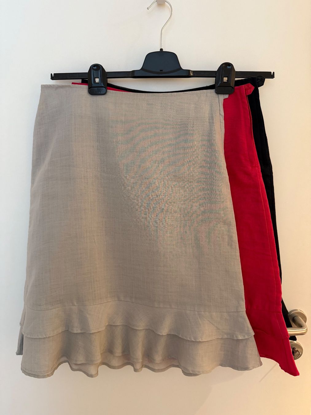 H&M Lotti di vestiti: Rock Damen 3x H&M hellgrau/rot/dunkelblau einwandfrei – Usato da Buhwil venduto da Lin66