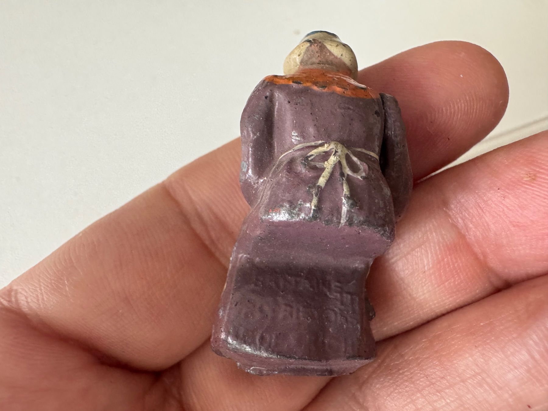 Bing Spielzeuge: Uralte, Metall-Guss Figur "Sitzende Grossmutter", H 4 cm – Gebraucht aus Winterthur von Arma3 5