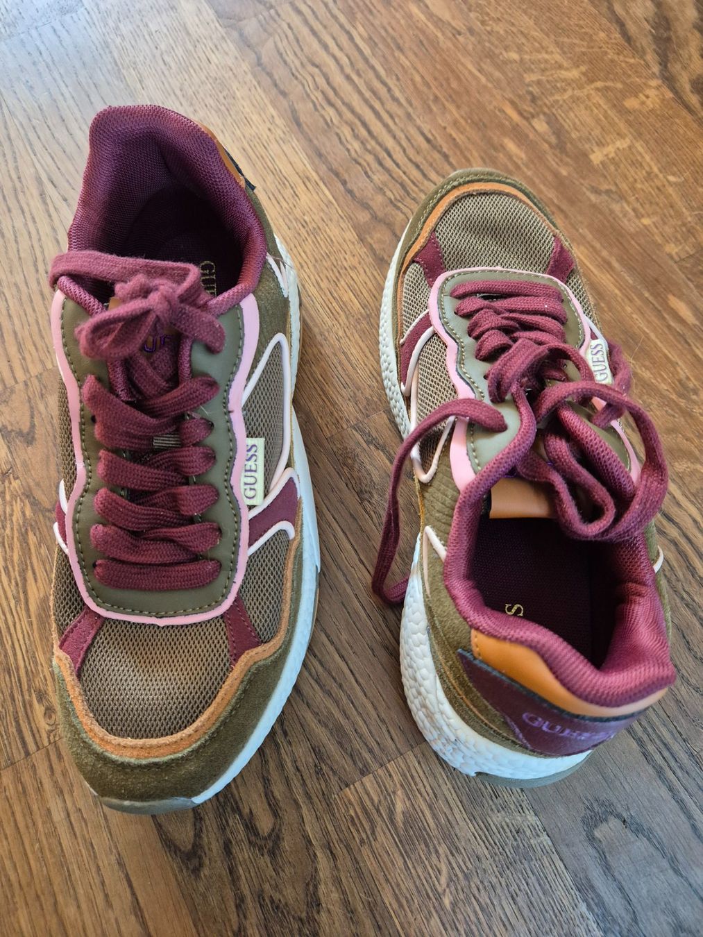 Guess Scarpe da donna: Guess sneakers size 38 – Usato da Zürich venduto da monadiederich