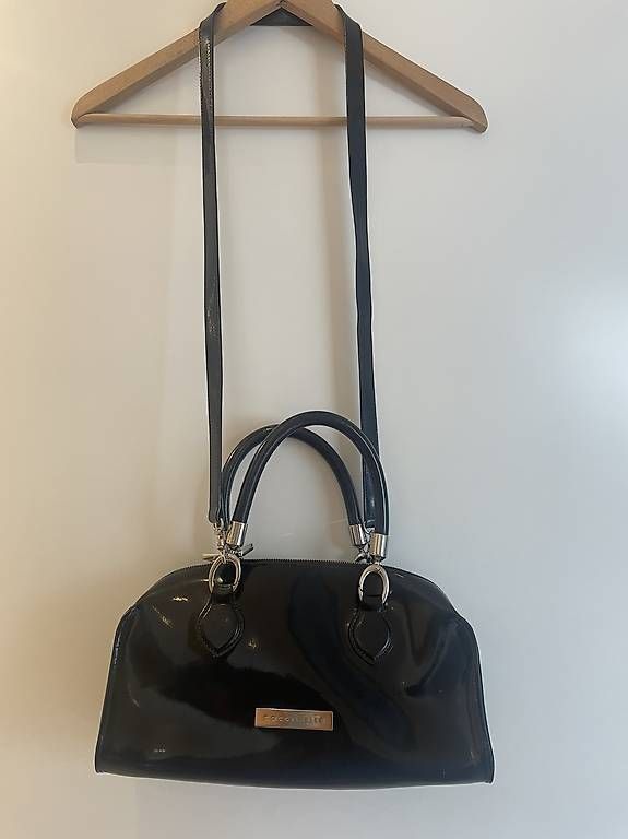 Coccinelle Borse da donna: Coccinelle Bowler Lackleder schwarz – Usato da Bronschhofen venduto da Ratz2 2
