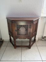 Antiker Beistellschrank / Nachtschränkchen mit Schnitzereien