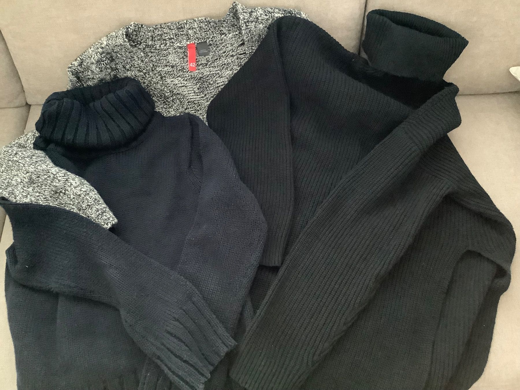 Lotti di vestiti: Strickjacke und zwei Rollkragenpullis – Usato da Triesen venduto da boston7 2