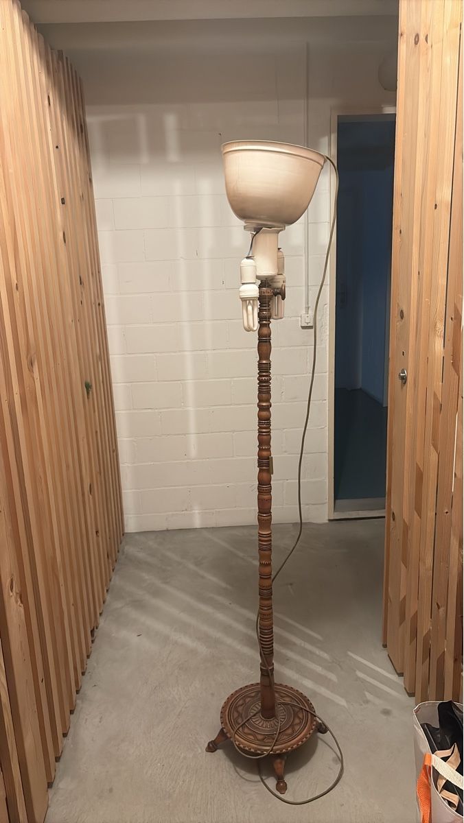 Lampade: Stehlampe Holz gedrechselt  – Difettoso da Zürich venduto da Fuxion