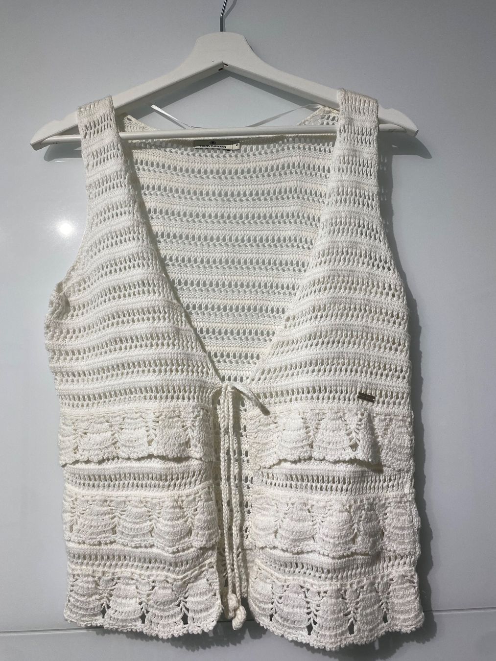 Tom Tailor Gilet & Giacche senza maniche: süsse Häkelweste von Tom Tailor weiss Grösse S – Nuovo (secondo la descrizione) da Hausen AG venduto da corinne_g