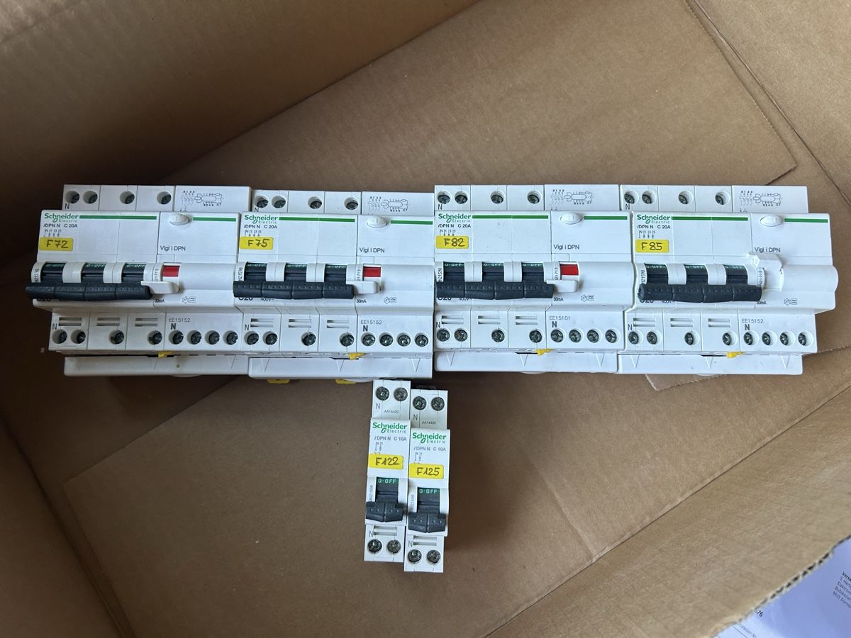 Schneider Stromzufuhr: 4x FI/LS C 20A 30mA 3LN + 2x LS 10A – Gebraucht aus Tann von iundsh