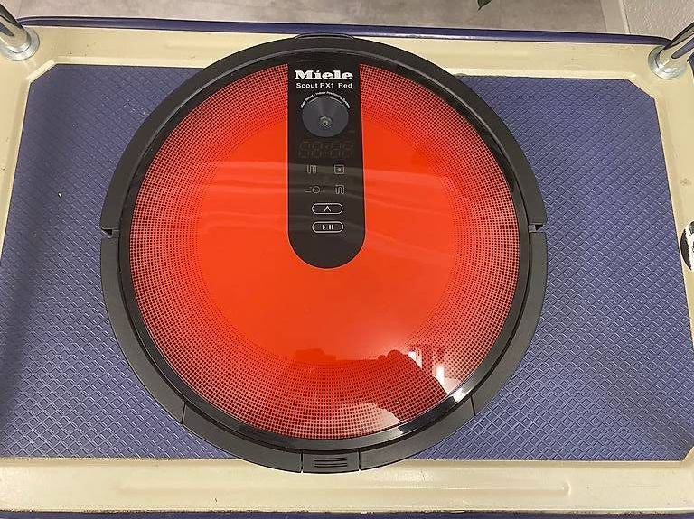 Miele Aspirapolveri & Accessori: Erstklassiger Staubsauger-Roboter Miele RX1 rot – Usato da Schaffhausen venduto da Galleria13_Brocki_SH 2