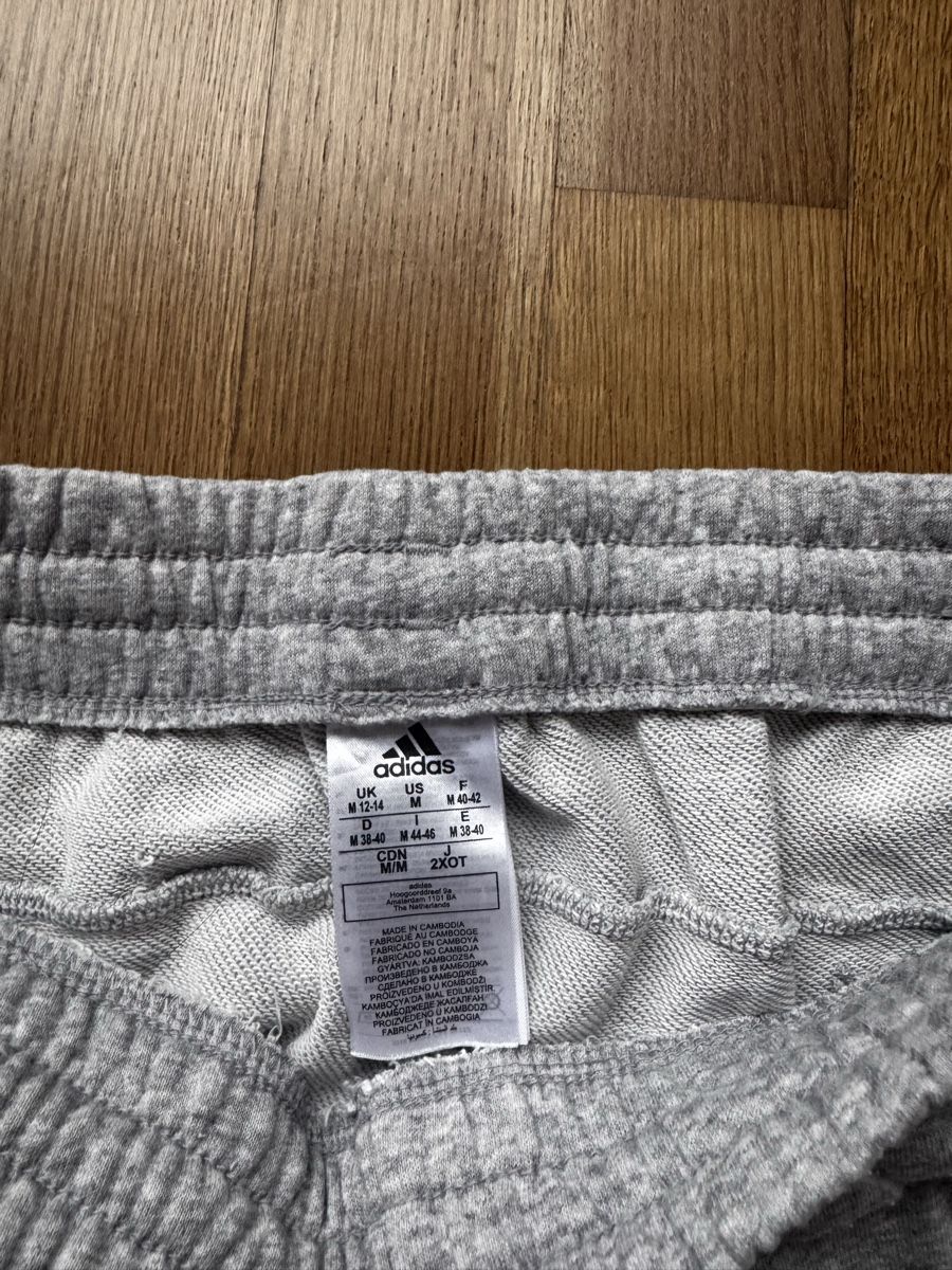 Adidas Pantaloni: Adidas Jogginghose, Grau mit Streifen – Usato da Rorschach venduto da 5TORO5 2