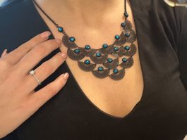 Collier noir et bleu clair