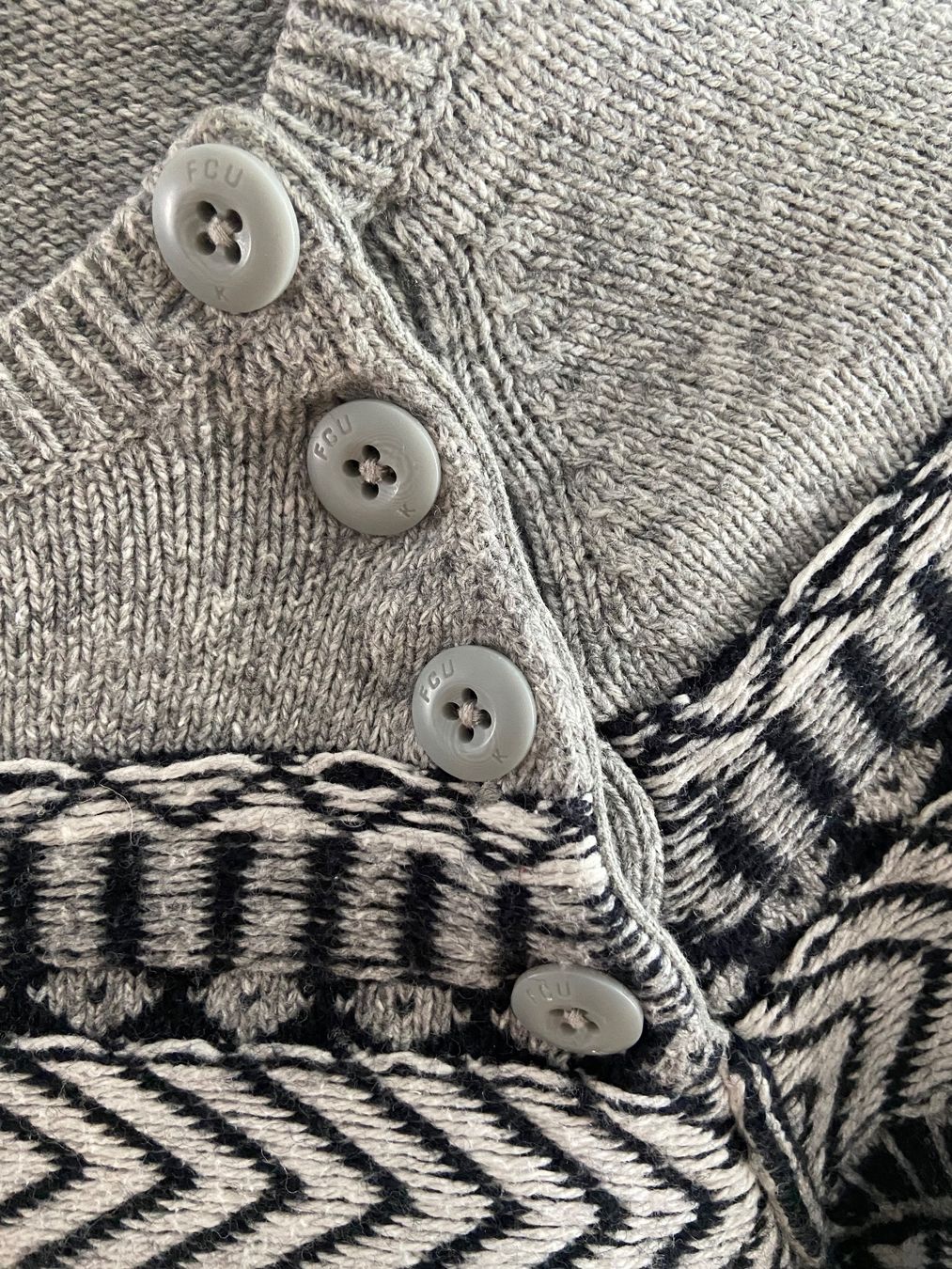 Maglioni & Felpe: French Connection - Grauer Wollpullover mit Muster (Gr. S) – Usato da Thalwil venduto da Luninul 3