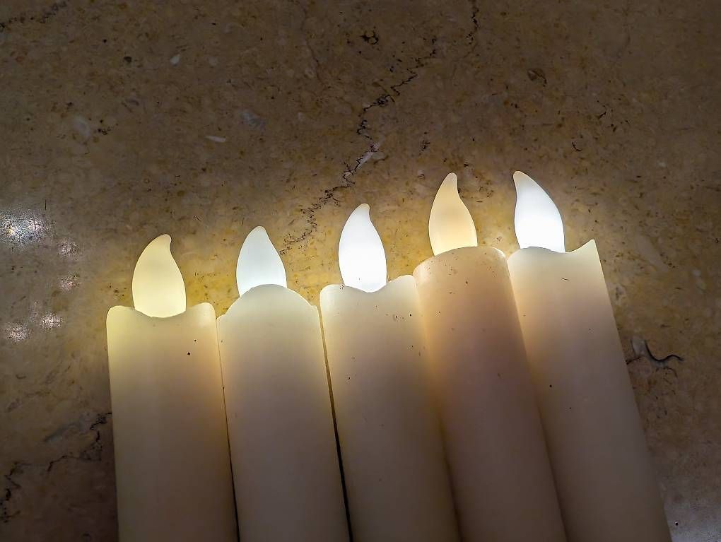 Candele: 5 LED-Stabkerzen weiss, Echtwachs, flackernd, ca. 25 cm – Usato da Zürich venduto da McFlurry49 1