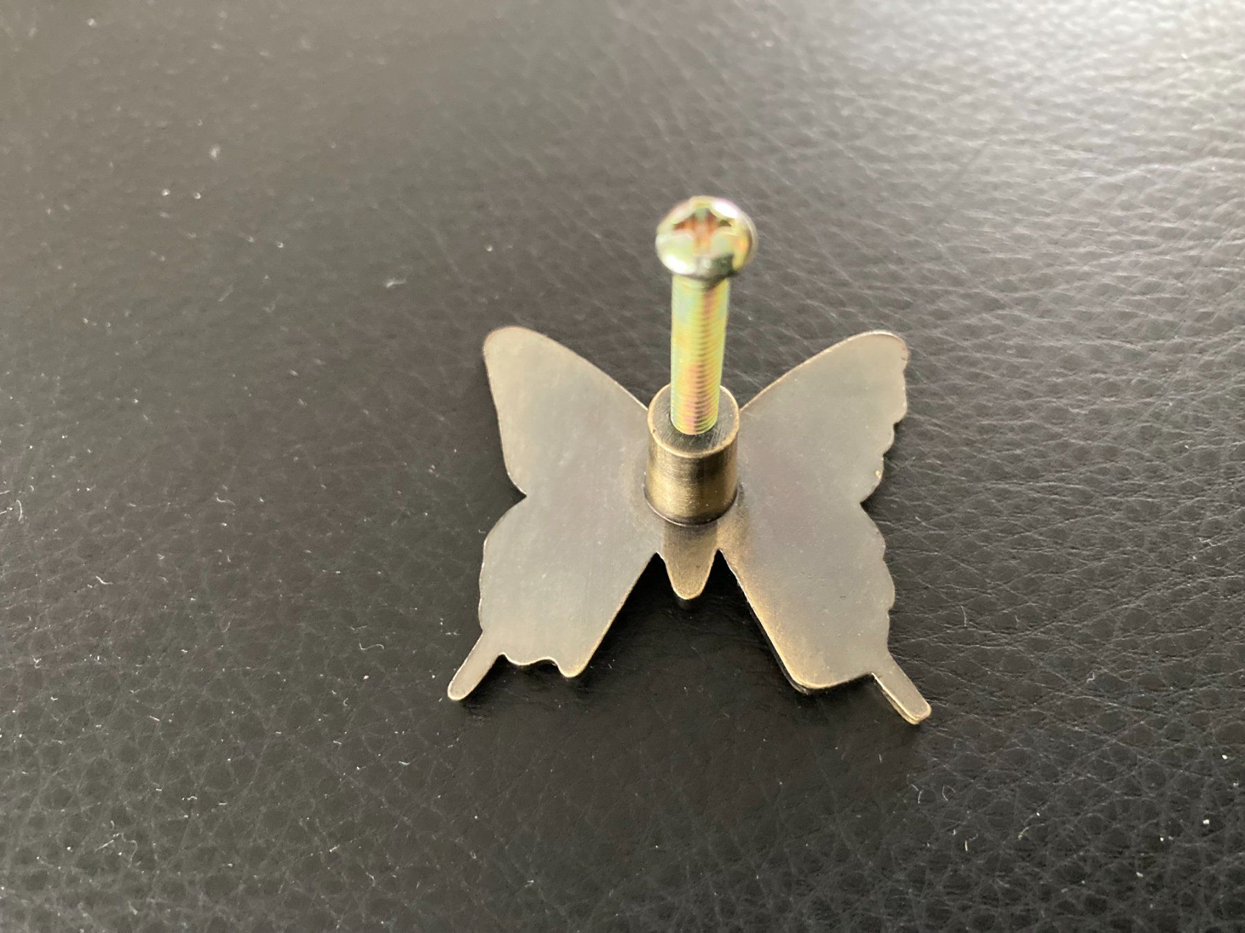 Tutte le decorazioni: MÖBELKNOPF  SCHMETTERLING  BUTTERFLY   FARBE:  BRONCE – Nuovo (secondo la descrizione) da Subingen venduto da Etageren 2
