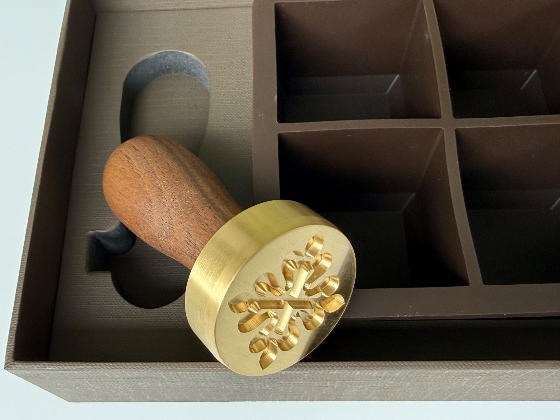 Patek Philippe Uhren: Rare Patek Philippe Ice Cube Tray & Branding Stamp Set – Neu (gemäss Beschreibung) aus Luzern von Cabriolet 6