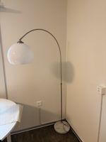 Lampadaire arqué avec globe en verre blanc sur socle marbre
