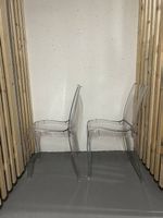 2 schöne, transparente Stühle aus Acryl/Plastik