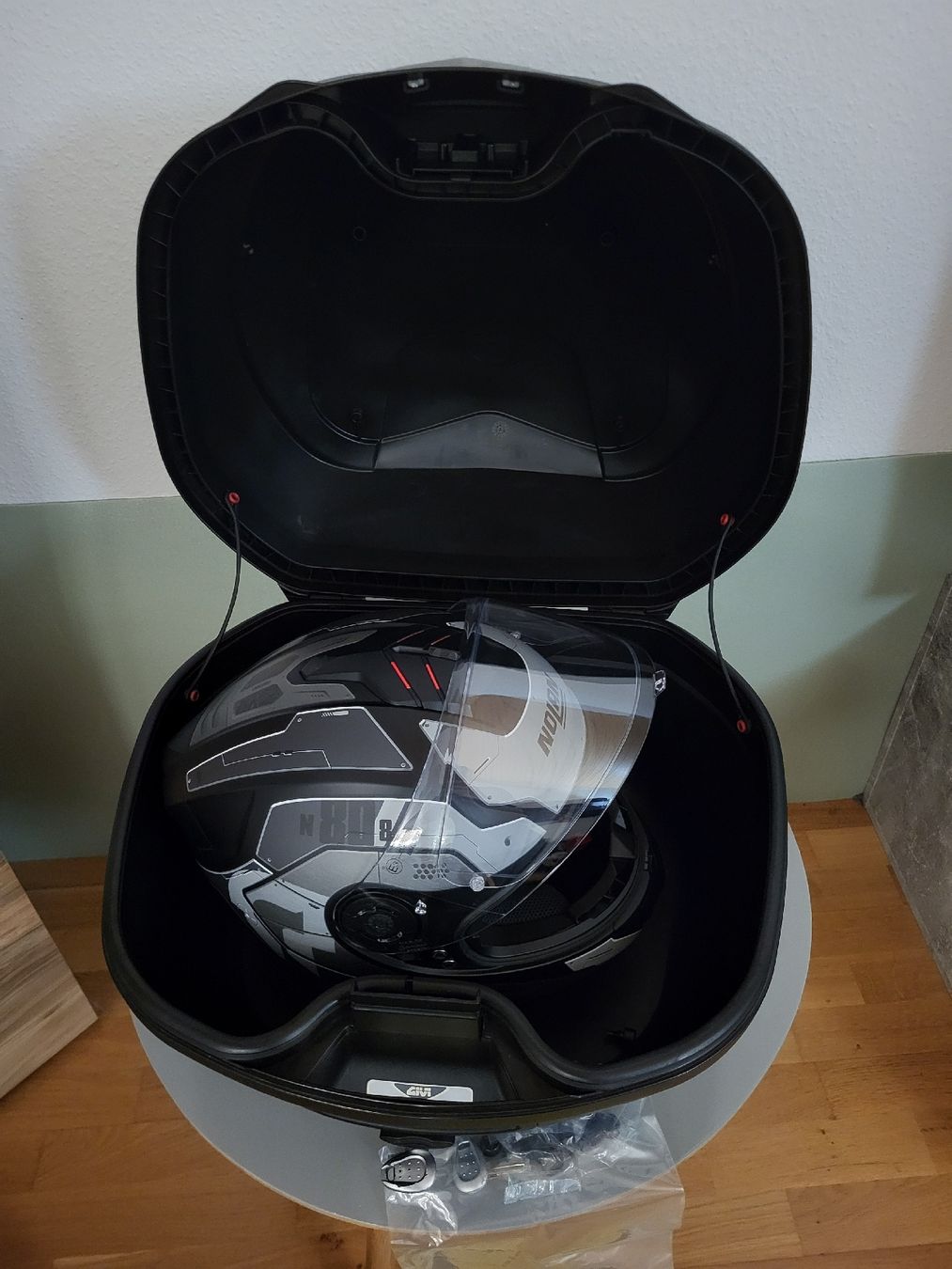 Givi Topcase: Givi Topcase 36 + Monolock-Platte M5M – Nuovo (secondo la descrizione) da Adliswil venduto da brt_87k8 4