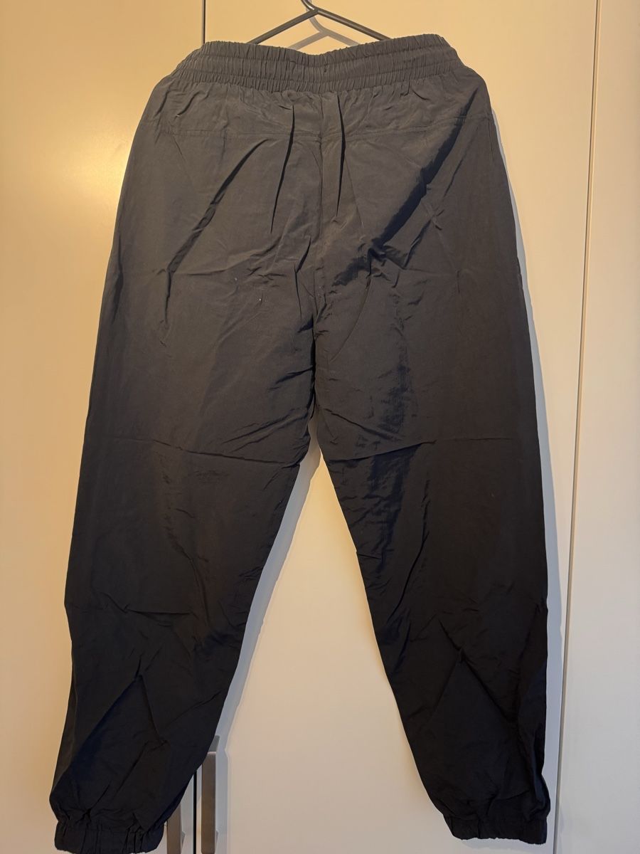 Bershka Pantaloni: Schwarze Hose von Bershka, Grösse L – Usato da Allschwil venduto da ana_87pj 1
