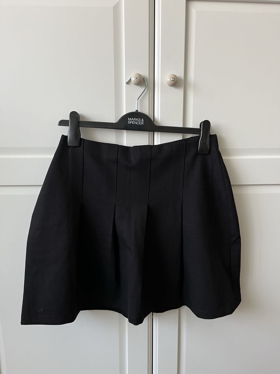 H&M Jupes: Kurzer Faltenrock – Neuf avec emballage d'origine à Allschwil par eyl_bb8q 2