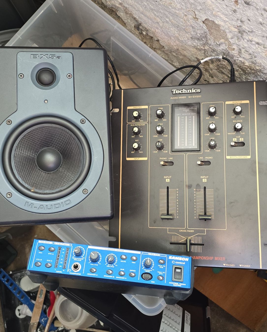 Technics Console di mixaggio: DJ Equipment: Technics Mixer, M-Audio Speaker, Samson – Usato da Niedergösgen venduto da TuTGuT