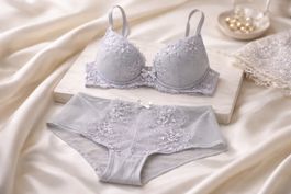 Elegantes Dessous-Set in zartem Grau, Grösse 80B