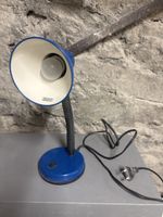 Lampada da tavolo blu usata