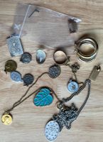 Lot de bijoux, bague, boucle d'oreille, pendentif religieux