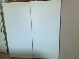 Weisser Kleiderschrank mit Schiebetüren
