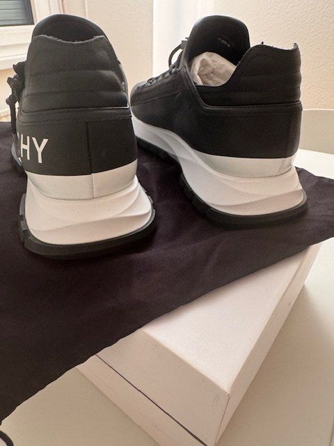 Givenchy Chaussures femmes: NEUE Givenchy Sneakers Spectre aus Leder – Neuf avec emballage d'origine à Richterswil par immersommer 1
