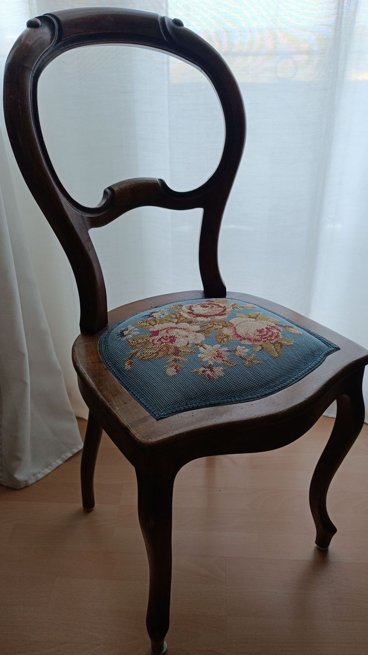 Sedie: Antiker Stuhl mit Rosenmuster - Einzigartiges Design – Usato da Arbon venduto da shantiii