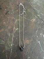 Schwarzer roher Turmalin Edelstein-Anhänger an Silberkette
