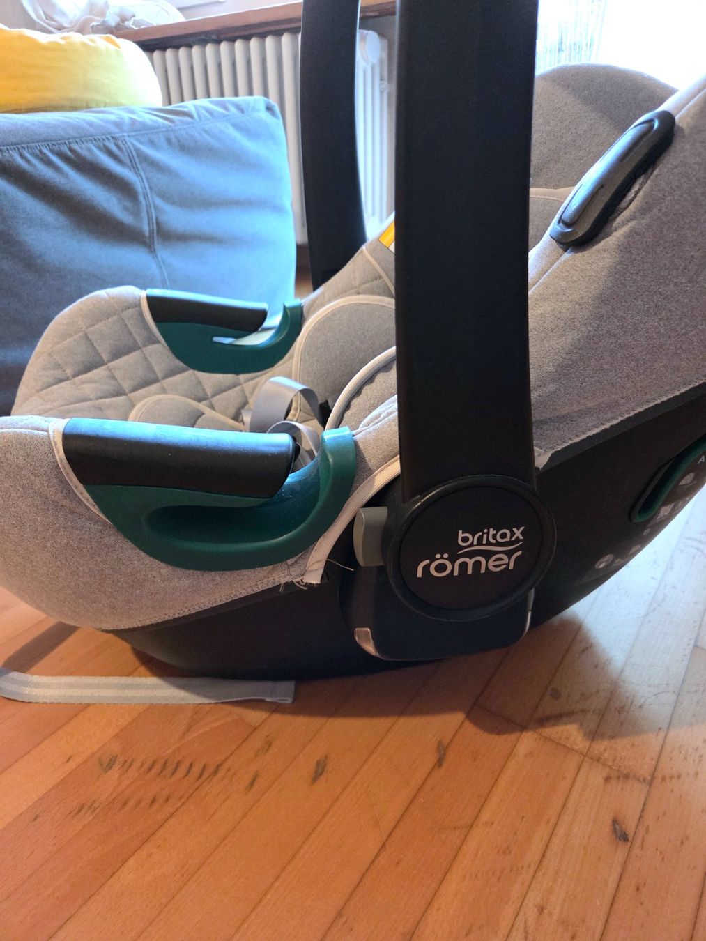 Britax Römer Seggiolini per auto: Babyschale britax römer Baby Safe Isense – Usato da Wallisellen venduto da SwissTreeDee 2