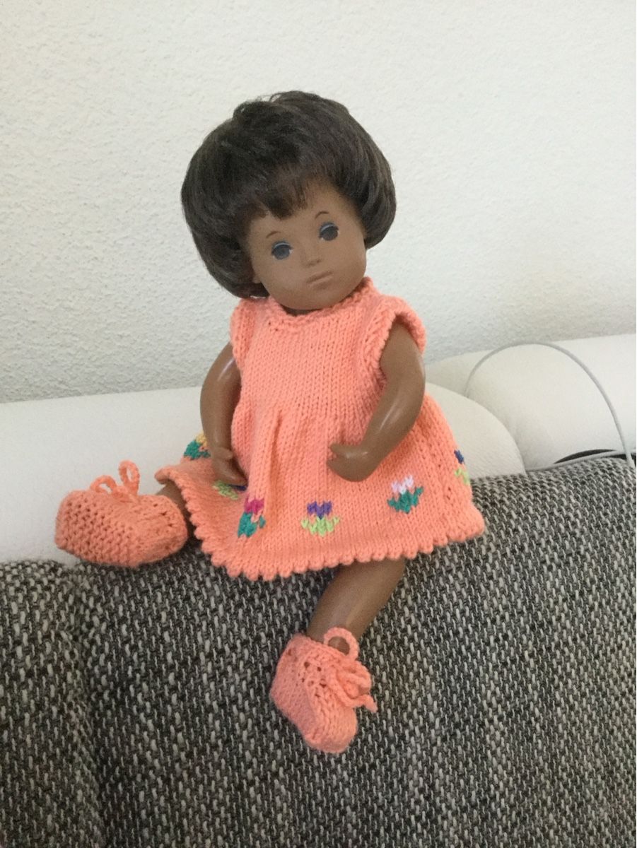 Sasha Morgenthaler Bambole: Garnitur Sasha Baby 30 cm – Nuovo e nell'imballaggio originale da Roggwil TG venduto da Strick-Fee 2