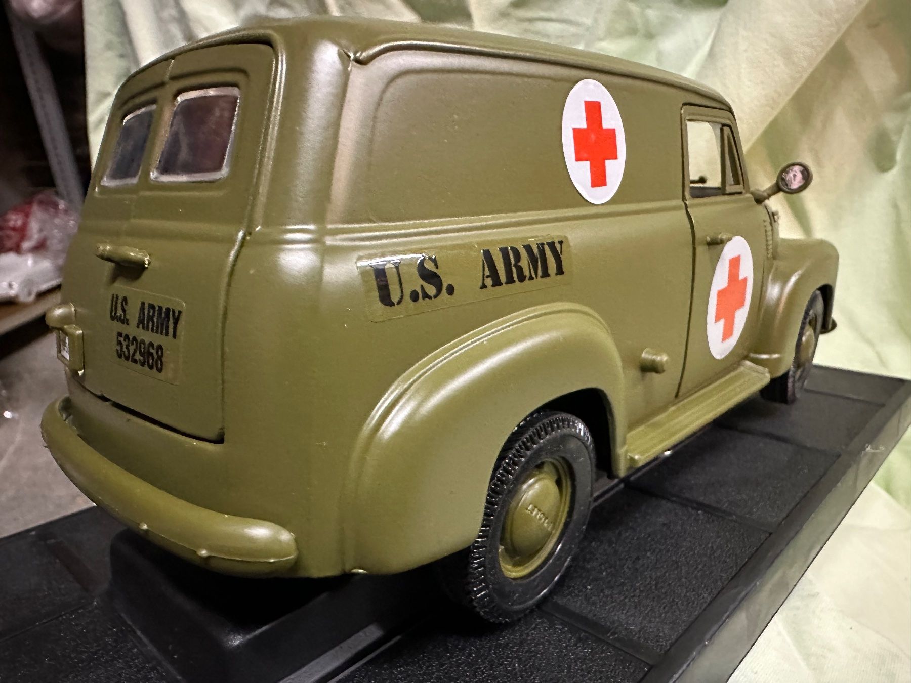 Chevrolet Modellini d'auto: Chevrolet panel truck 1950 army oldtimer classic – Nuovo e nell'imballaggio originale da Reinach AG venduto da rares75 2