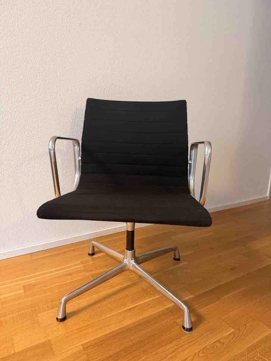Vitra Chaises: Vitra Eames EA 107 – D'occasion à Stäfa par mar_7mhy 1