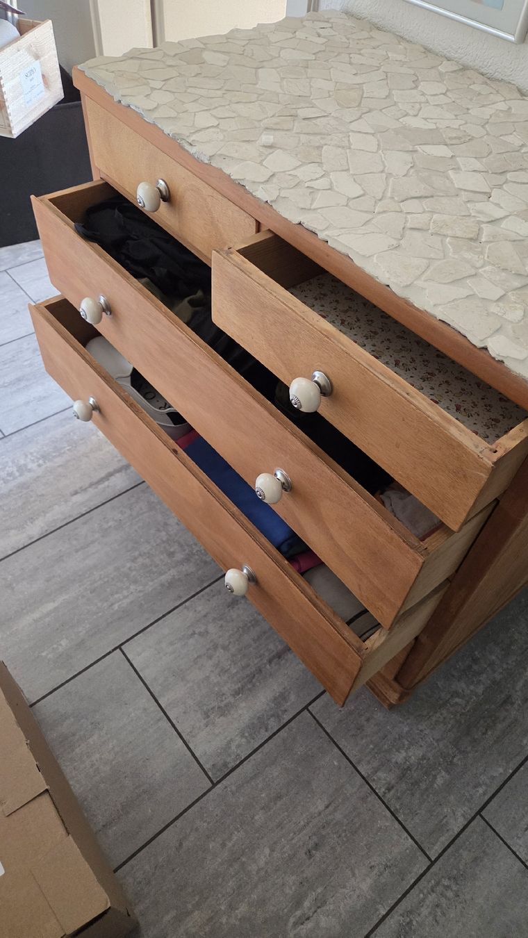 Cassettiere: Kommode mit Mosaiksteinen – Usato da Mellingen venduto da Secost 1