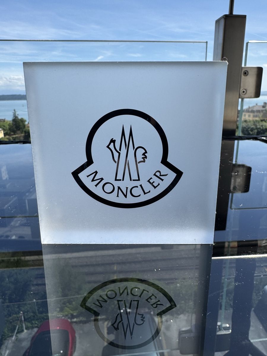 Tutte le decorazioni: Présentoir officiel Moncler – Nuovo (secondo la descrizione) da Neuchatel venduto da mar_9blm