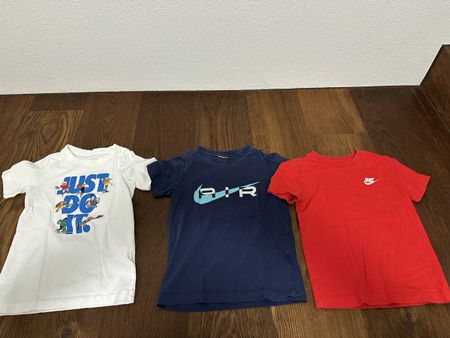 2 Nike T-Shirt Grösse 122/128