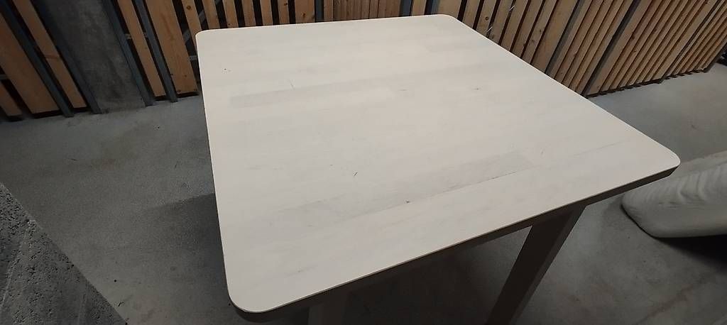 Tables: Petite table Ikea – D'occasion à Bussy FR par jer_vz7c 2