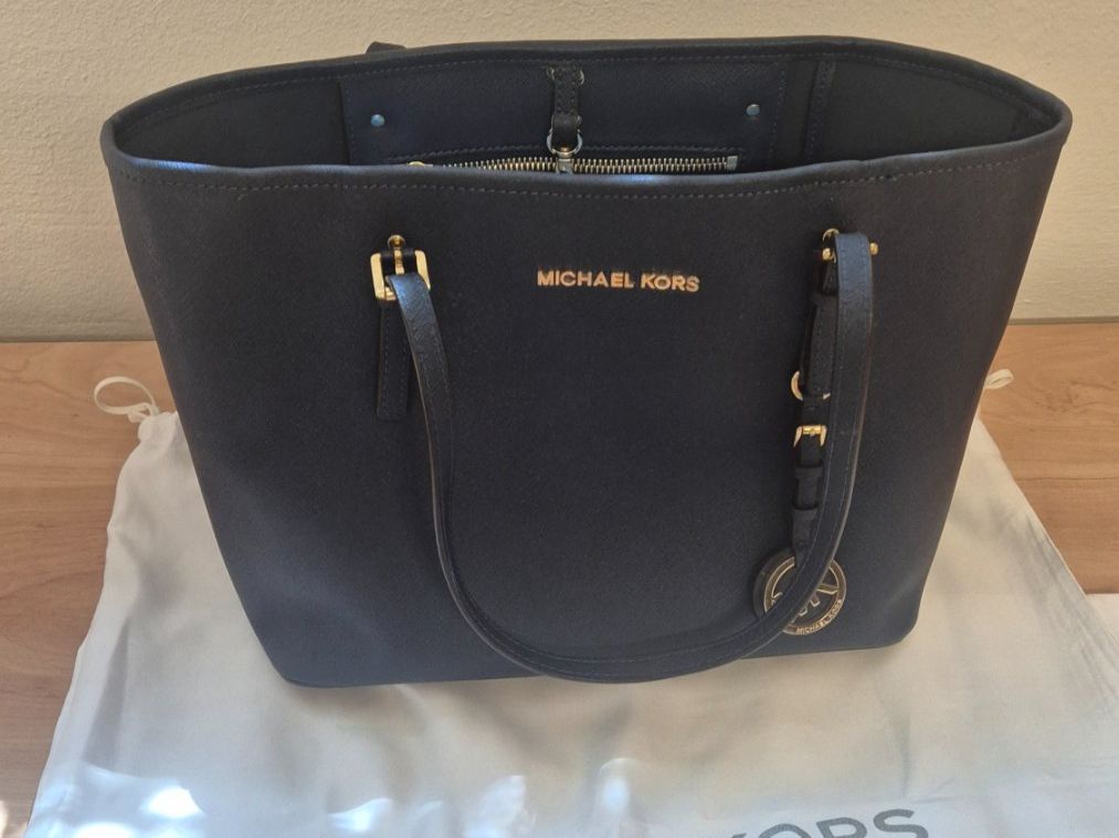 Michael Kors Taschen: Michael Kors Navy Tote Bag – Gebraucht aus Allschwil von lor_s7nz