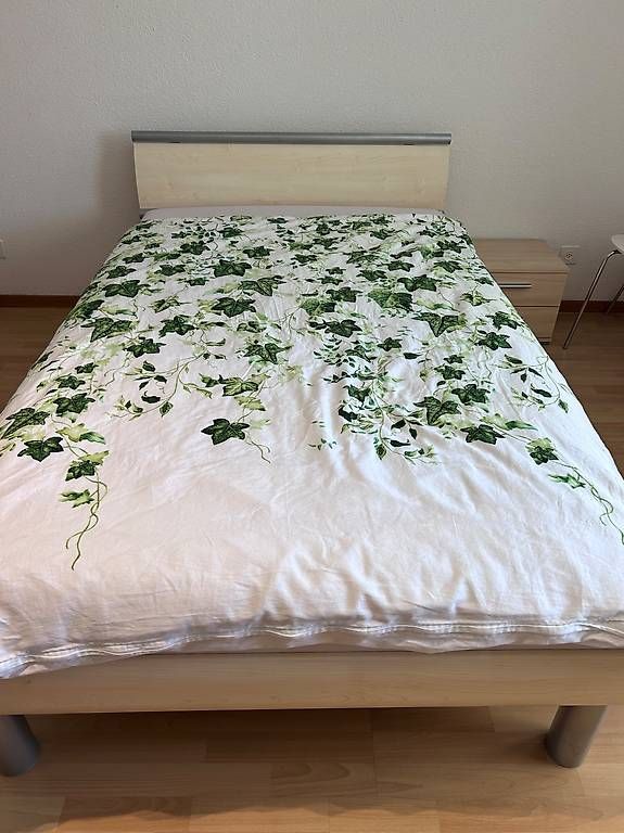 Letti: Schönes Bett mit Nachtisch – Usato da Ettiswil venduto da SHE75 4