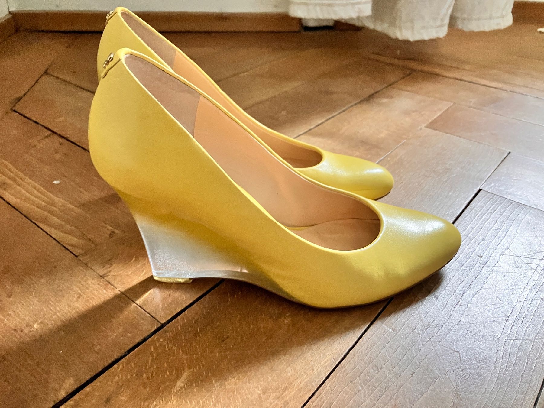 Guess Damenschuhe: Highheel/Pumps mit Keilabsatz v. Guess hellgelb Gr. 39 – Gebraucht aus Zürich von amarelapreto 1