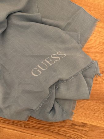 GUESS Schal - perfekt für die Übergangszeit