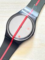 Schwarze Swatch Gent Uhr mit rotem Streifen