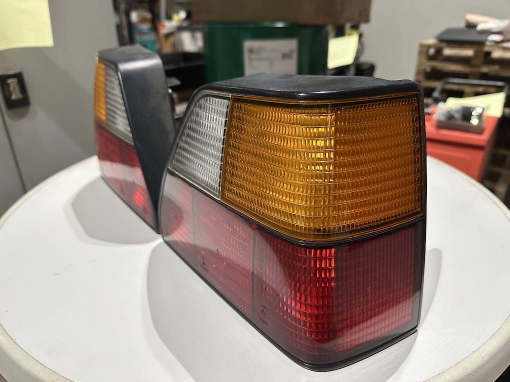 Tutti pezzi di ricambio auto: VW Golf 2 Original Heckleuchten – Usato da Safenwil venduto da san_b5l9 1