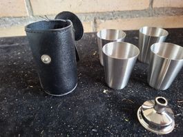4 Schnapsbecher Metall in Lederetui guter Zustand