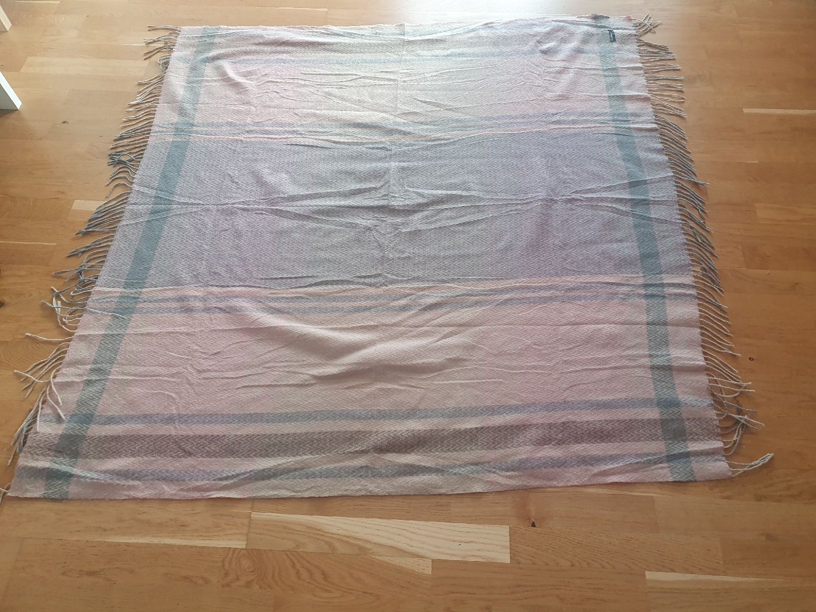 Foulard & Sciarpe: Schal oder Sofaüberwurf rosa/grau – Usato da Moosseedorf venduto da Sonnenschein.. 1