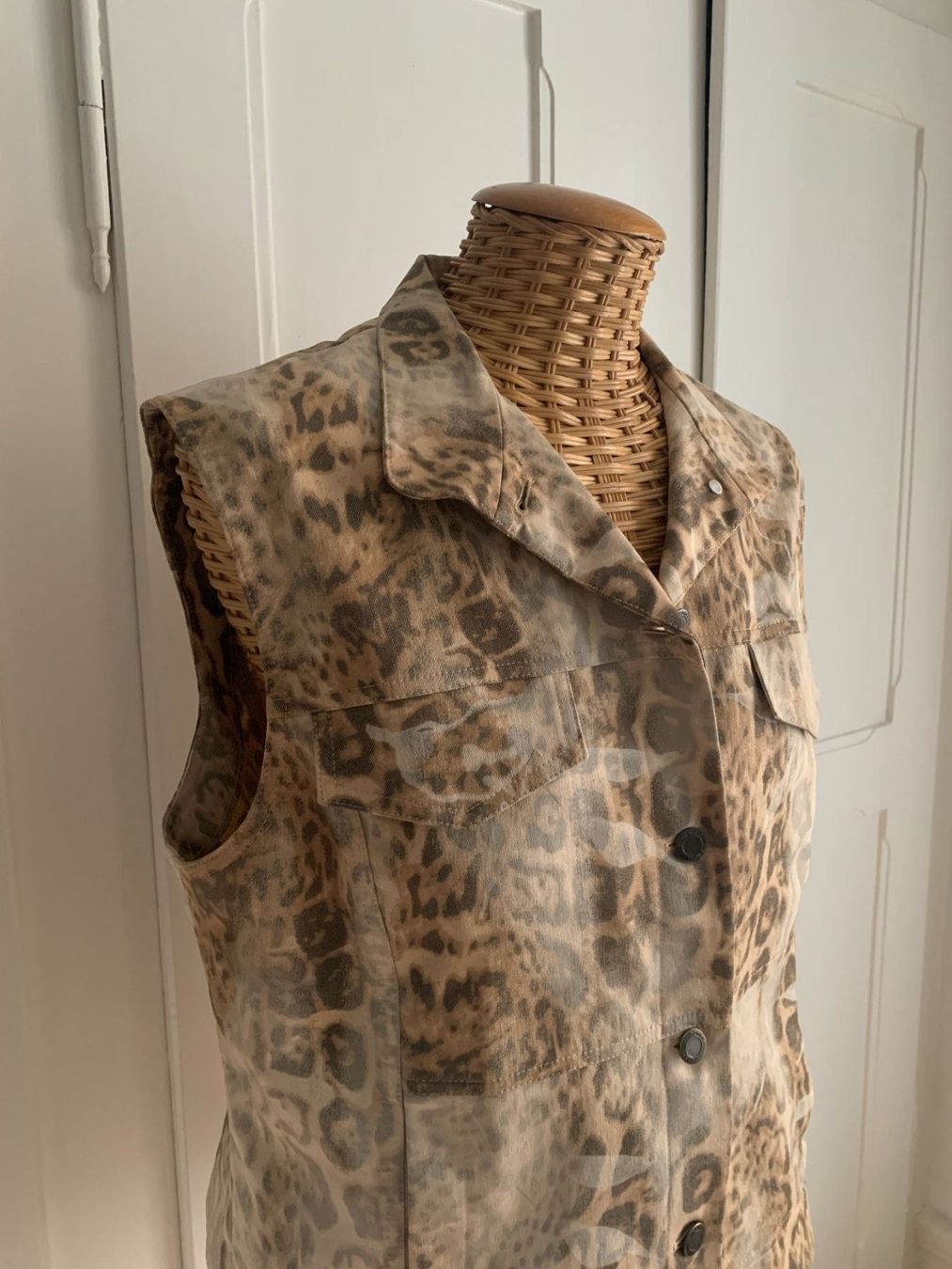 Monari Gilets & Westen: MONARI - Leo Gilet beige 42 – Gebraucht aus Zürich von Diazaio 1