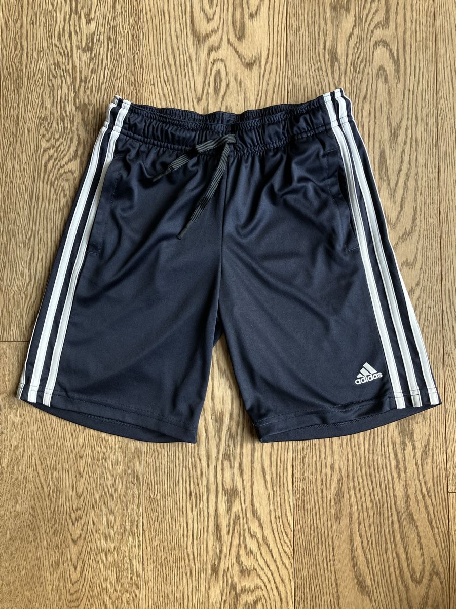 Adidas Pantaloni: Sporthose Adidas dunkelblau 152 – Usato da Cham venduto da Liliane78