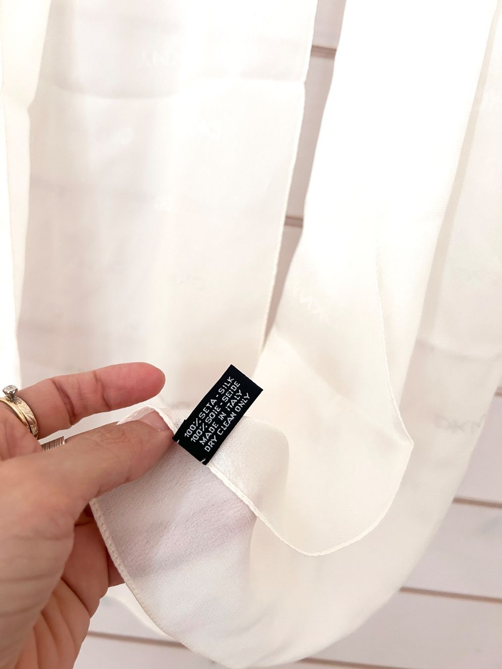 DKNY Foulard & Sciarpe: DKNY 100% Seide Foulard – Nuovo (secondo la descrizione) da Illnau venduto da Monkky 4