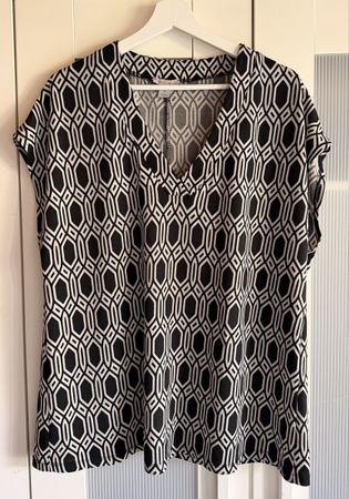 Modernes T-Shirt, tolles Muster, Amisu, V-Aus., Gr. XL, Top!