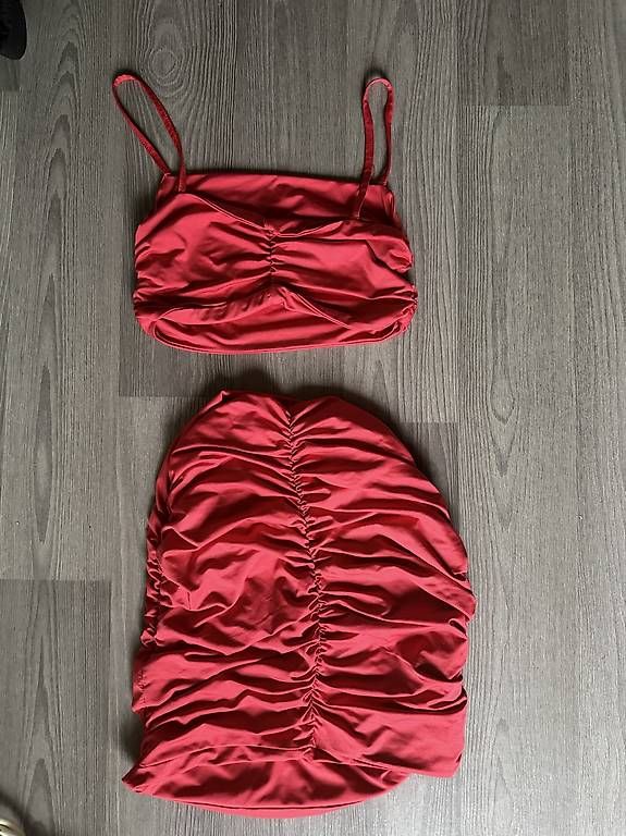 Completi & Tailleur: Ensemble rouge  – Usato da Plan-les-ouates venduto da Jordane.S 3